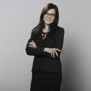 Leidyklos vadovės Jurgitos Barcevičienės pusiau spalvota, įvaizdinė, oficiali nuotrauka.