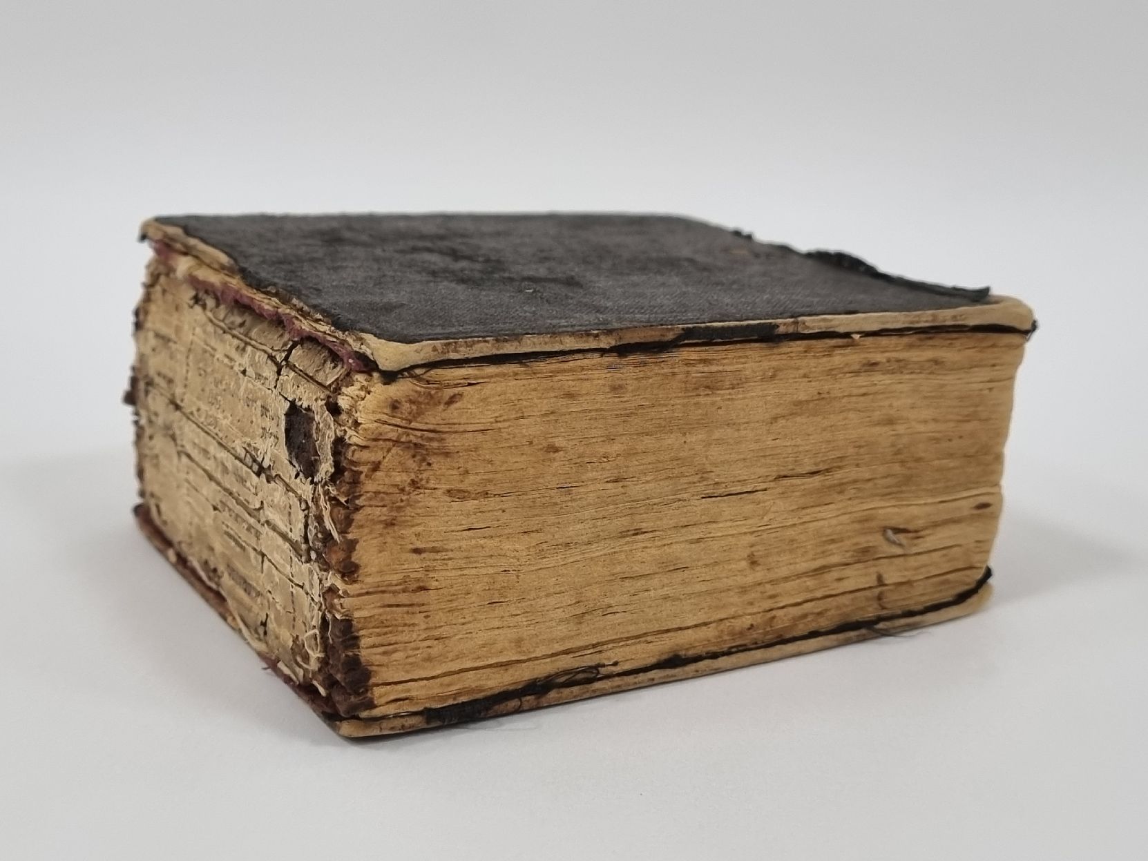 KTU Printing House – Restoration of an 1859 Hymnal (Hardcover) KTU spaustuvė | Knygos restauracija