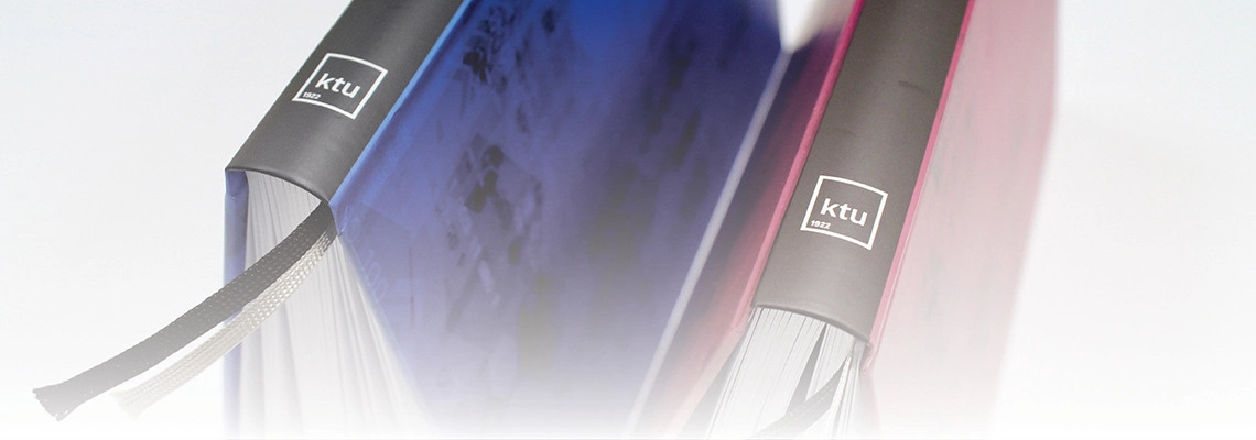 Nufotografuotos dviejų užra&scaron;inių nugarėlės su KTU logotipais.